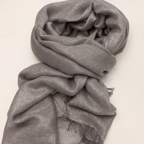 Lord and Taylor scarf/shawl - Picture 5 of 6